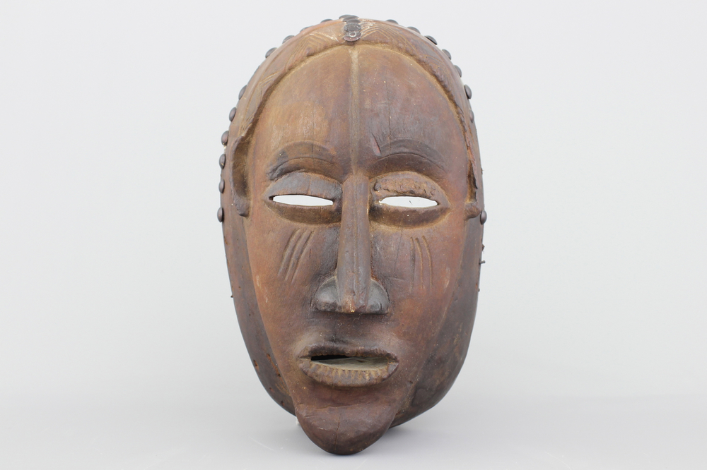 A carved wood African mask, early to mid 20th C., possibly Holo