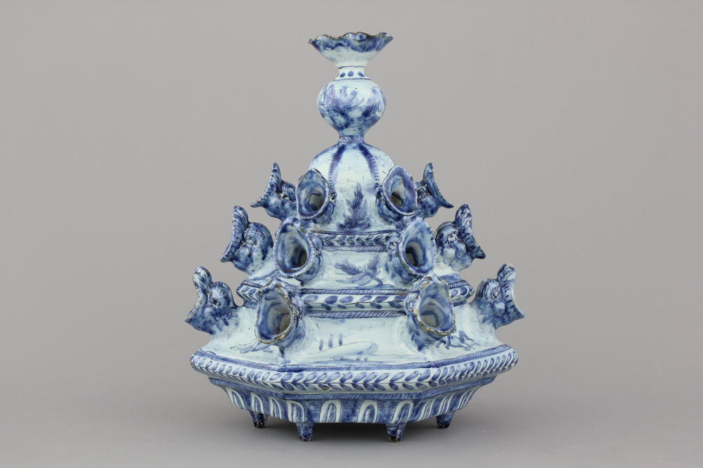 A rare pyramid-shaped Italian Cantagalli tulip vase, 19th C.