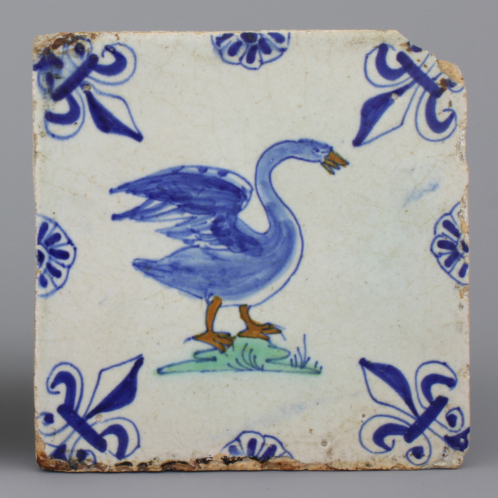 Carreau en fa&iuml;ence polychrome de Delft, d&eacute;cor cygne, 17e