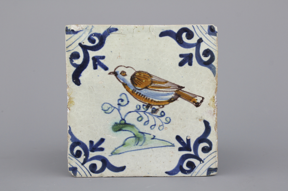 Carreau en fa&iuml;ence polychrome de Delft, d&eacute;cor d'oiseau, 17e