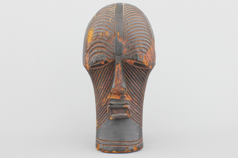 Masque africain en bois sculpt&eacute;, Songye, d&eacute;but-moiti&eacute; 20e