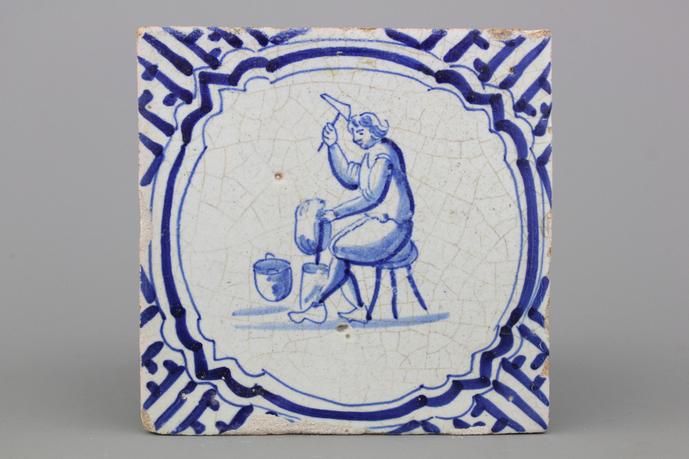 Carreau en fa&iuml;ence de Delft, bleu et blanc, d&eacute;cor de forgeron, 17e