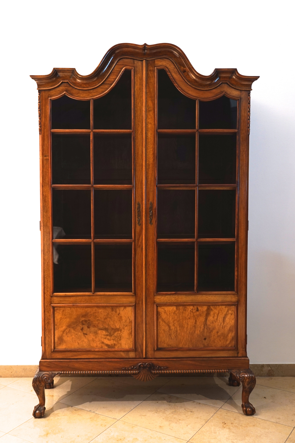 Engelse vitrinekast in gefineerd walnoothout, Chippendale stijl, 19e eeuw