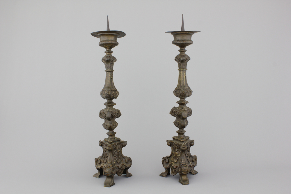 Paar grote kandelaars in koper en brons, Itali&euml;, ca 1700
