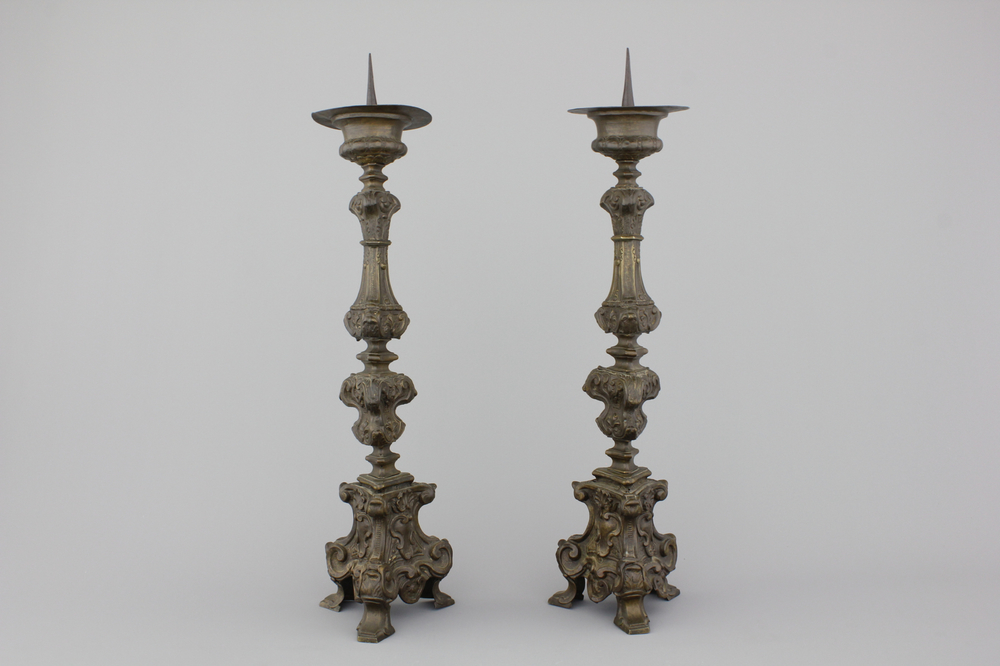 Paire de grands chandeliers en cuivre et bronze, Italie, env. 1700