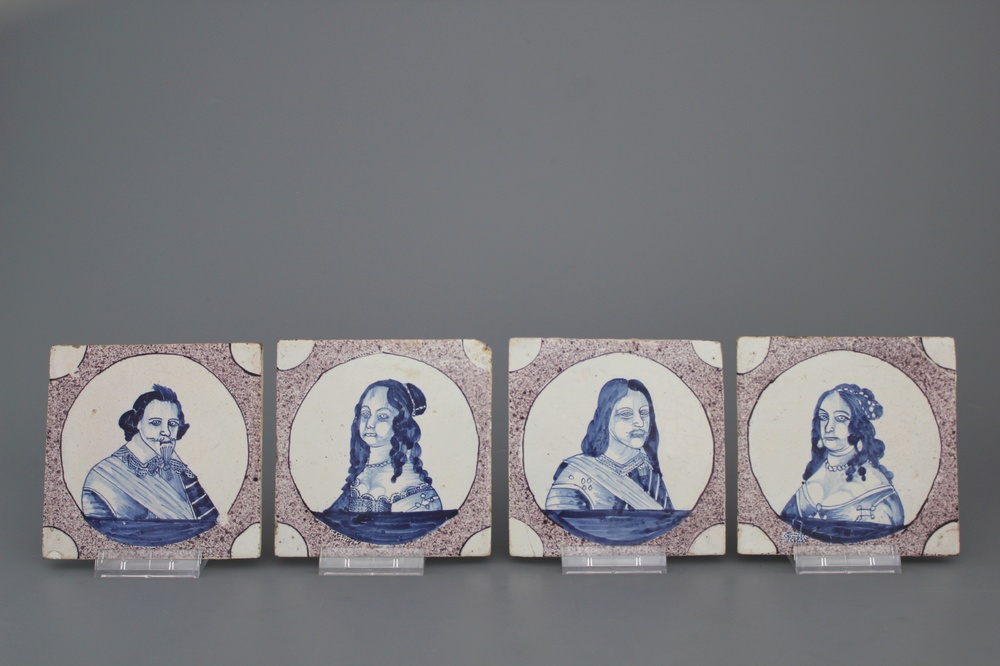 Lot de 4 carreaux en fa&iuml;ence de Delft, d&eacute;cor portrait royal, fin 17e