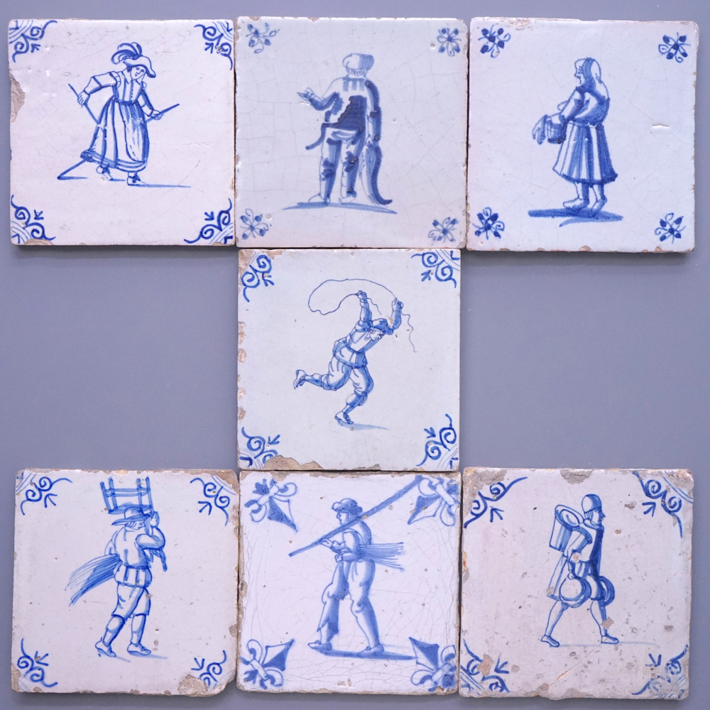 Lot van 7 blauw en witte Delftse tegels met figuren, 17e eeuw