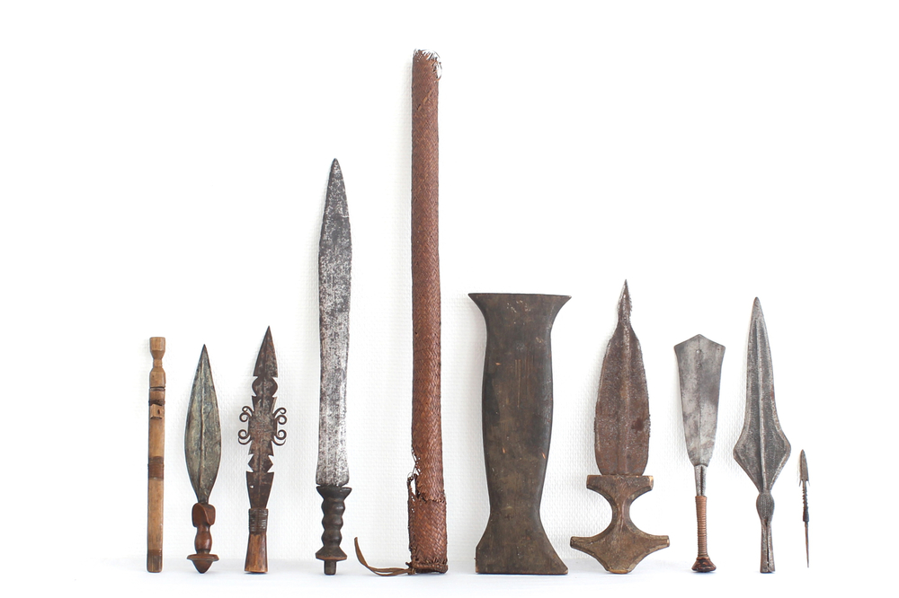 Verzameling van 23 messen en speren van verschillende Afrikaanse stammen, 19e-20e eeuw