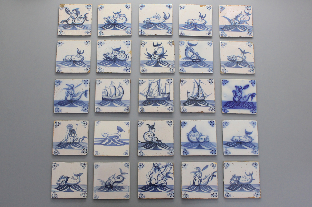 Lot de 25 carreaux en fa&iuml;ence de Delft, bleu et blanc, d&eacute;cor monstres marins et bateaux, 18e