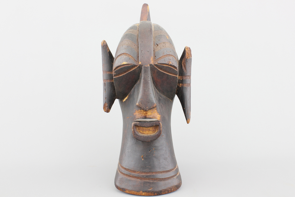 Masque africain sculpt&eacute; en bois, Songye, d&eacute;but-moiti&eacute; 20e