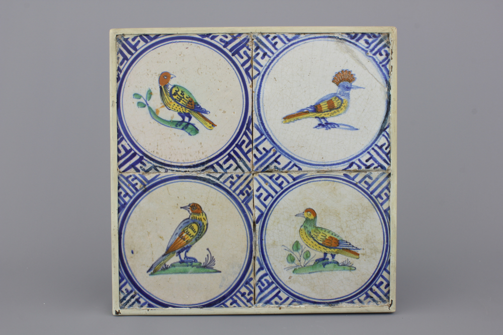 Lot de 4 carreaux encadr&eacute;s en fa&iuml;ence polychrome de Delft, d&eacute;cor oiseaux, 17e
