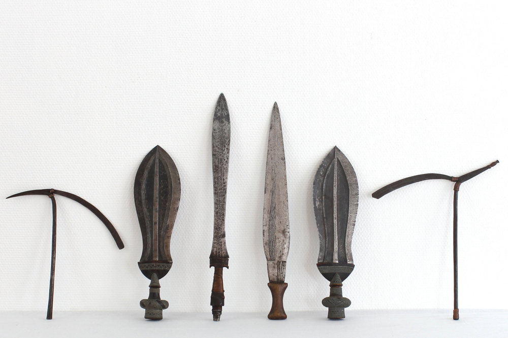 Collection de 20 couteaux et lances divers de tribus africaines, 19e-20e