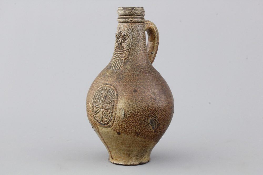 Pichet bellarmine en gr&egrave;s allemand, 17e