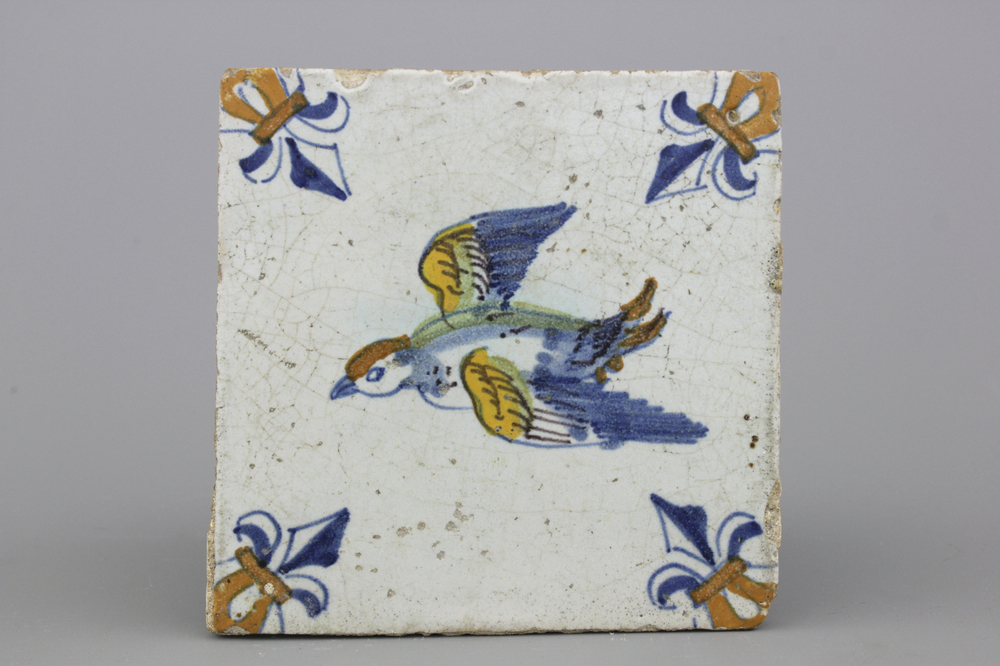 Carreau en fa&iuml;ence polychrome de Delft, d&eacute;cor d'oiseau, 17e