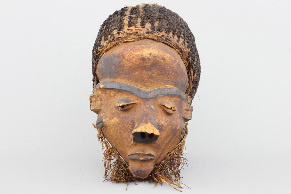 Masque africain en bois sculpt&eacute;, Pende, d&eacute;but-moiti&eacute; 20e