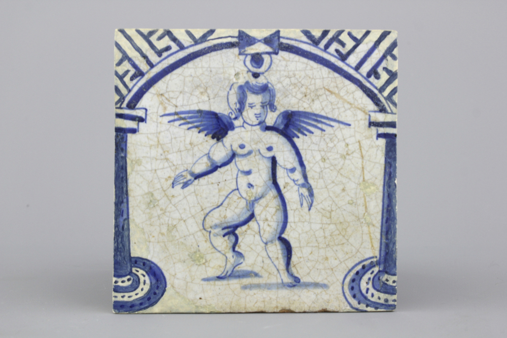 Carreau en fa&iuml;ence de Delft, bleu et blanc, d&eacute;cor d'un putto dress&eacute;, 17e