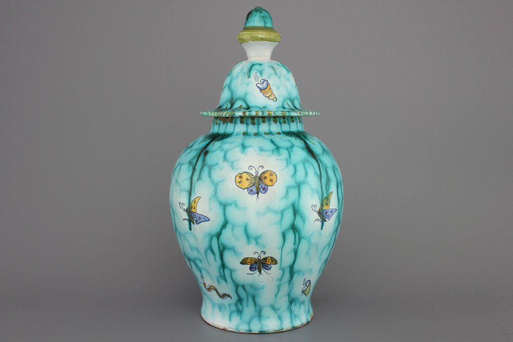 Zeldzame vaas met deksel in Brussels aardewerk met vlinders, 18e