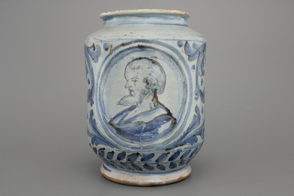 Albarello italien, fond bleu, d&eacute;cor portrait, Caltagirone, 17e-18e