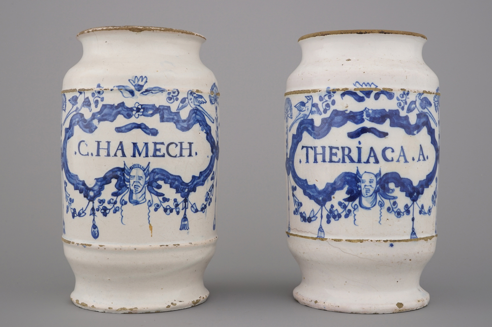 Paire de pots de pharmacie forme albarello en fa&iuml;ence de Bruxelles, bleu et blanc, 1e moiti&egrave; 18e