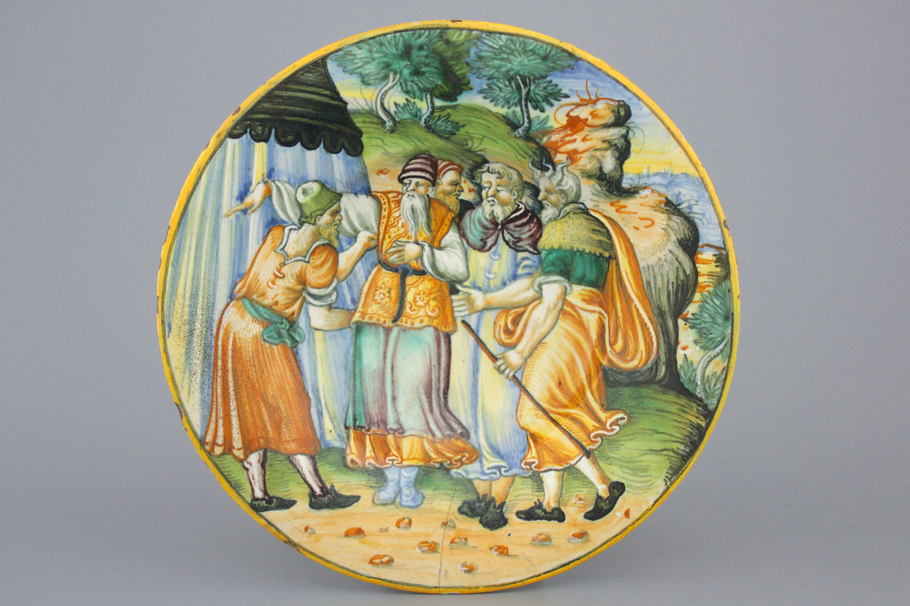 &quot;Istoriato&quot; bord in majolica met tafereel van de Exodus, Urbino, 16e eeuw