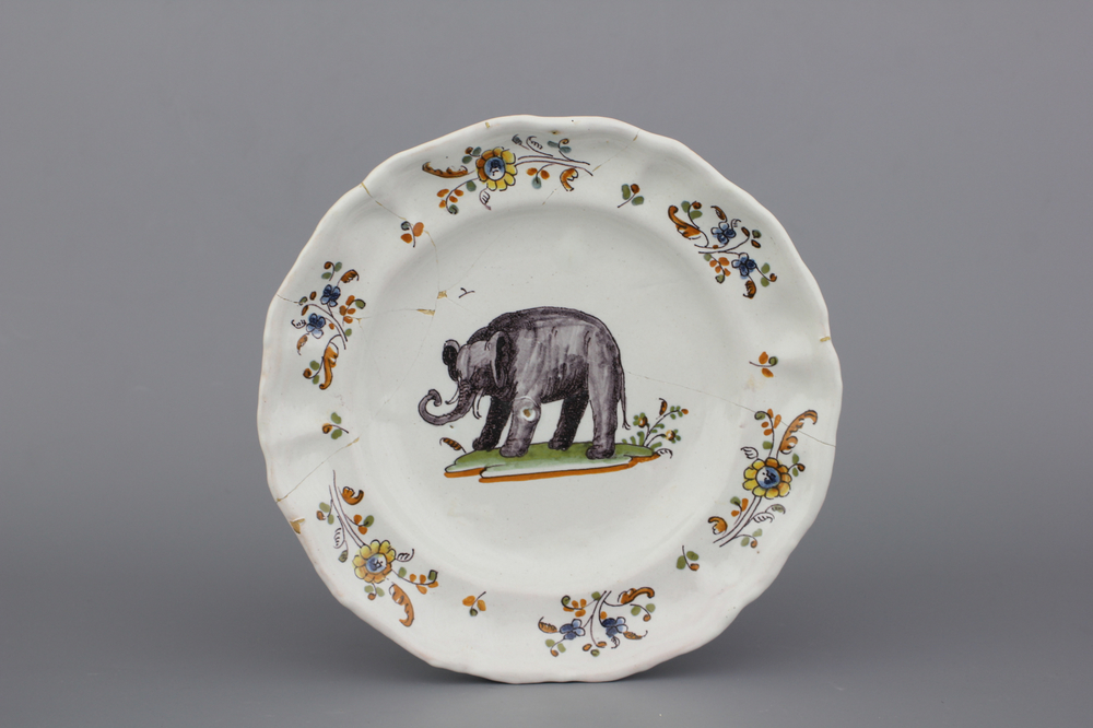 A rare Spanish Talavera plate with an elephant, 18th C.