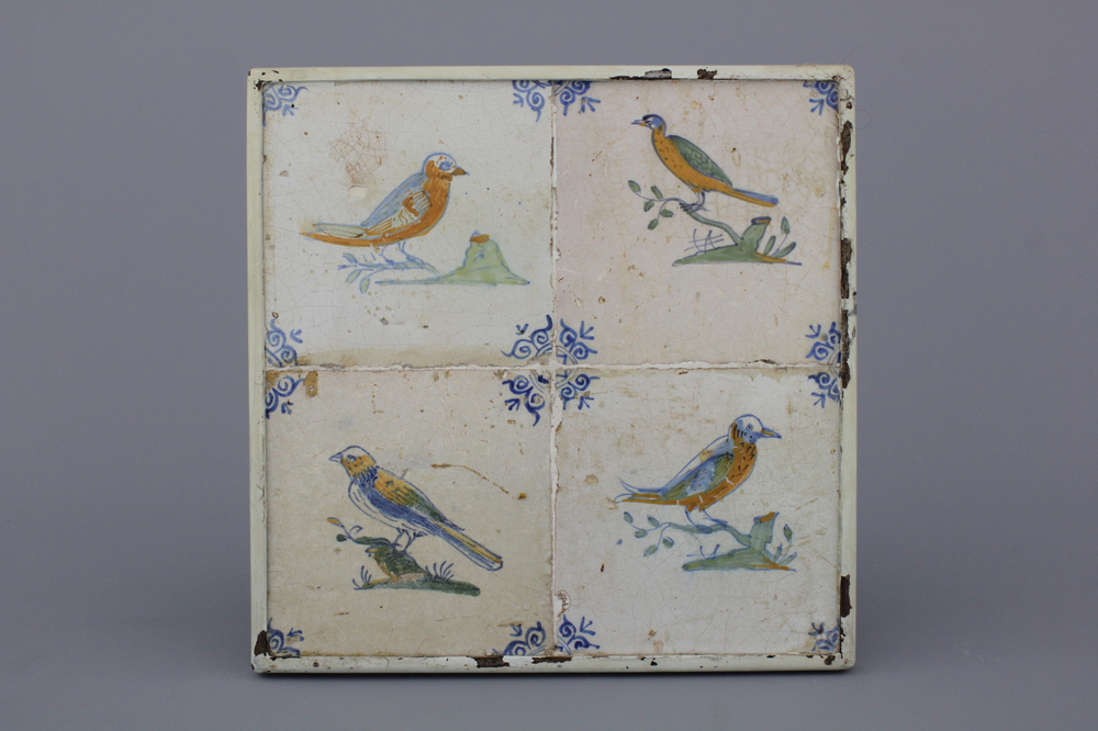 4 ingekaderde polychrome Delftse tegels met vogels, 17e eeuw