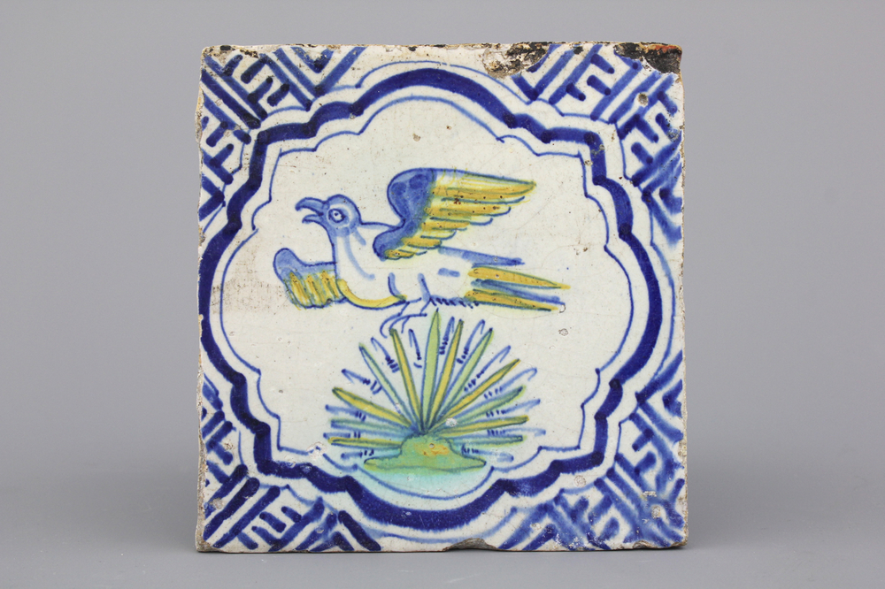 Carreau en fa&iuml;ence polychrome de Delft, d&eacute;cor oiseau, 17e