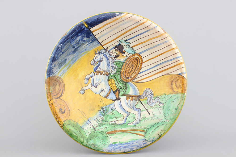 A Montelupo maiolica dish with a knight on a horse, 19th C.