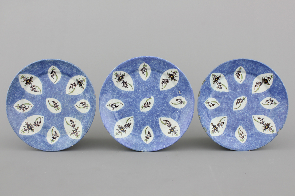 A set of 3 Brussels faience blue ground plates, 18th C.