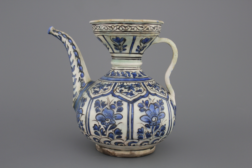 Pichet bleu et blanc en style chinois Ming, Iran, Safavid, 17e