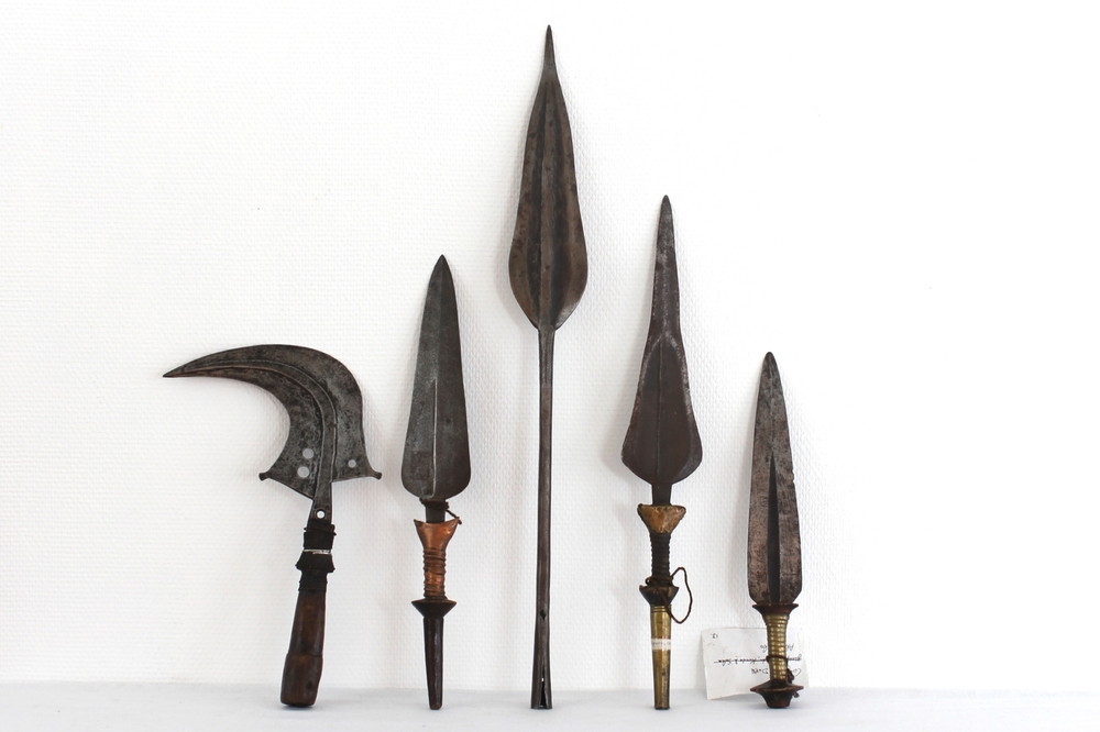 Verzameling van 16 messen en speren van verschillende Afrikaanse stammen, 19e-20e eeuw
