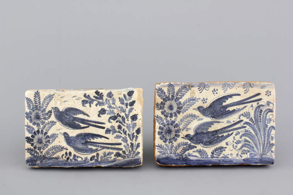 Paar grote blauw en witte Spaanse tegels met vogels, 17e-18e eeuw