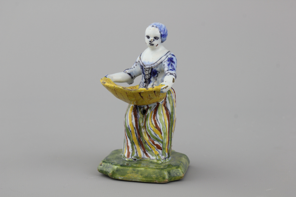 Zeer fijn polychroom Delfts zoutvaatje in de vorm van een vrouwtje, 18e eeuw