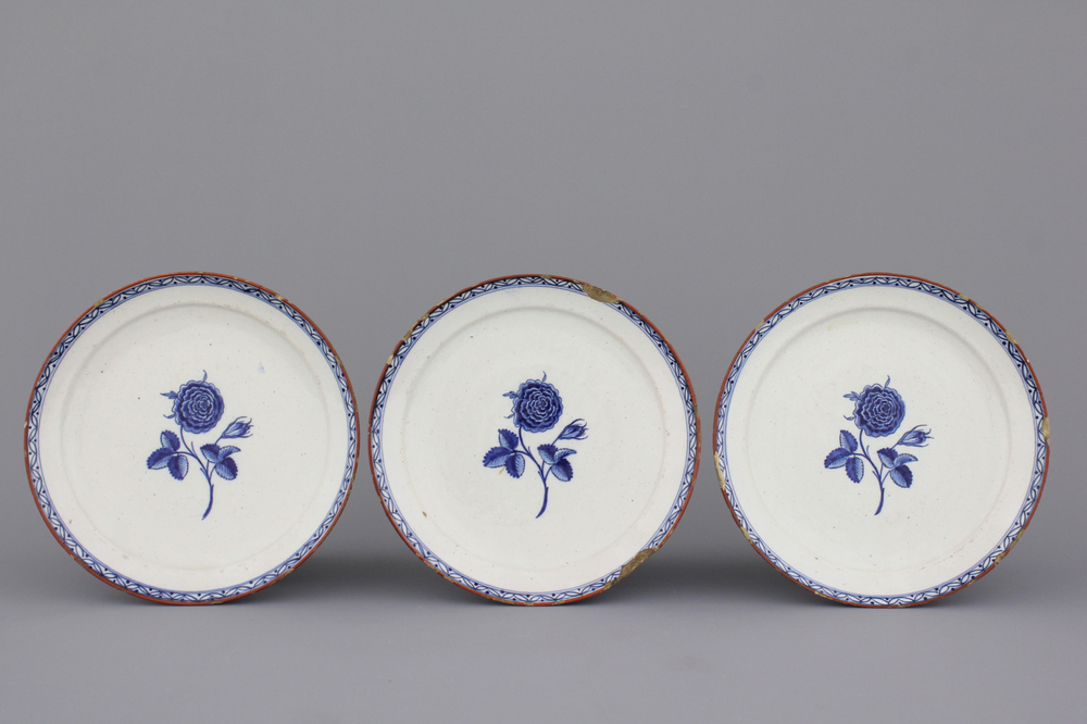 Lot van 3 Delftse borden met rozen, 18e eeuw
