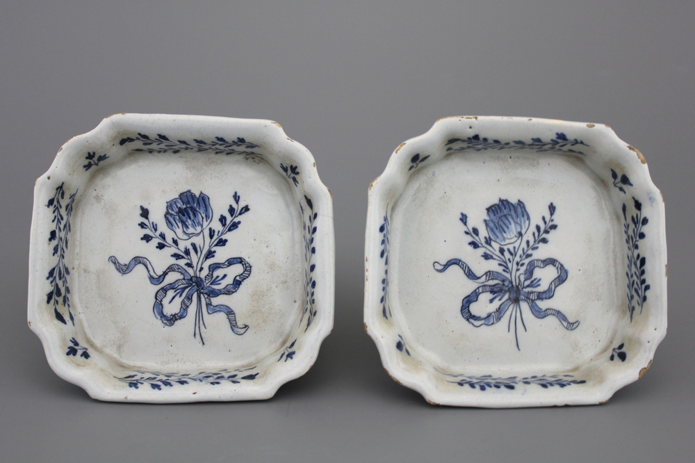 Paire de supports pour porte-fleurs en fa&iuml;ence de Delft, bleu et blanc, 18e