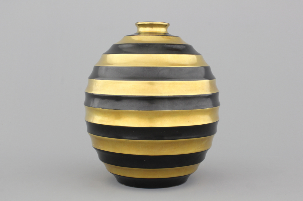 Vase fin Art D&eacute;co avec rayures dor&eacute;es et noires, Boch Mettlach Luxembourg, d&eacute;but 20e