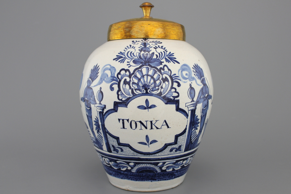 A Dutch Delft blue and white tobacco jar with native Americans, &quot;Tonka&quot;, 18th C.