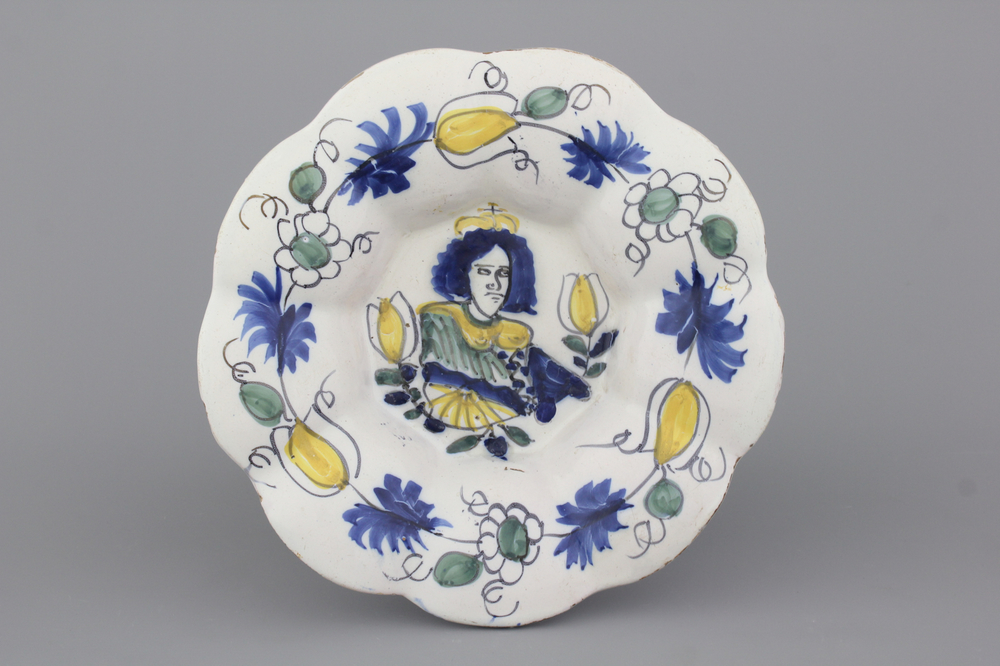 Plat orangiste c&ocirc;tel&eacute; en fa&iuml;ence polychrome de Delft, portrait Queen Mary, 18e