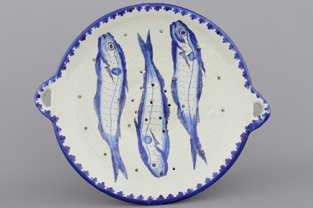 Groot Fries visvergiet in Delfts aardewerk, Makkum, 19e eeuw