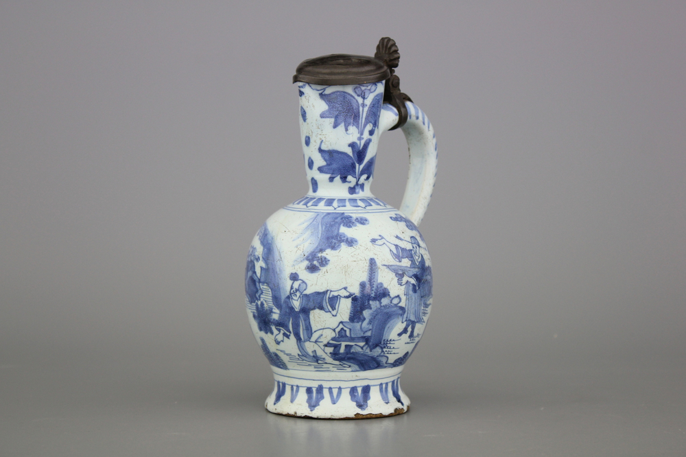 Pichet en fa&iuml;ence de Delft, bleu et blanc avec chinoiserie, couvert en &eacute;tain, fin 17e