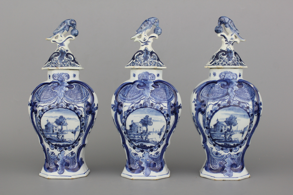 Garniture 3 pi&egrave;ces en fa&iuml;ence de Delft, bleu et blanc, d&eacute;corations d'oiseaux, 18e