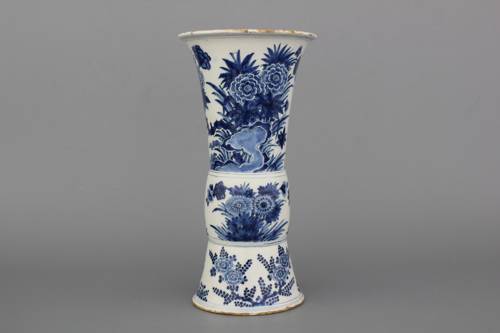 Blauw en witte Delftse chinoiserie vaas, 17e eeuw