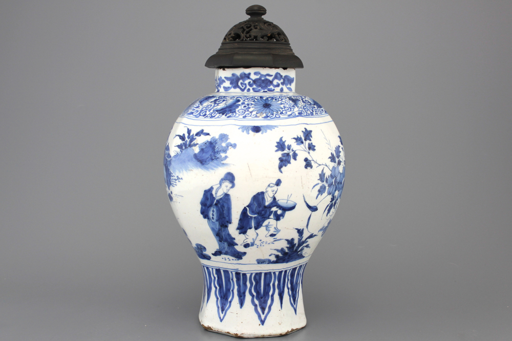 Vase fin en fa&iuml;ence de Delft, bleu et blanc avec chinoiserie, style Ming, env. 1700