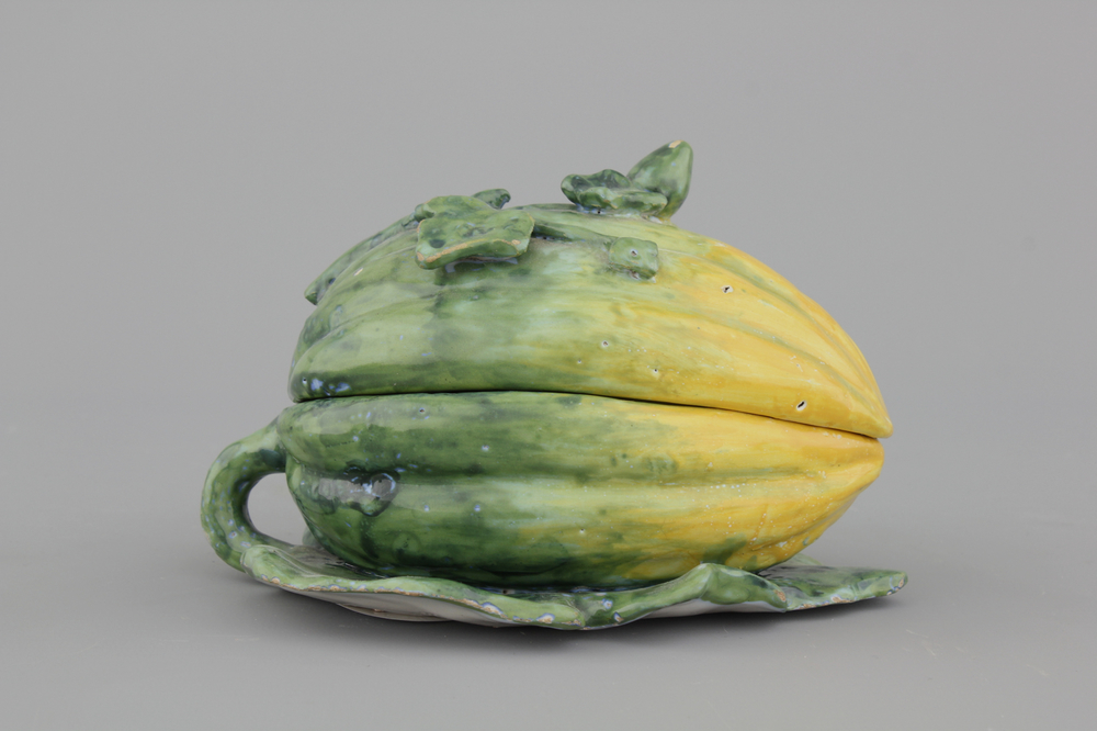 Terrine couverte en fa&iuml;ence polychrome de Delft en forme de melon, 18e