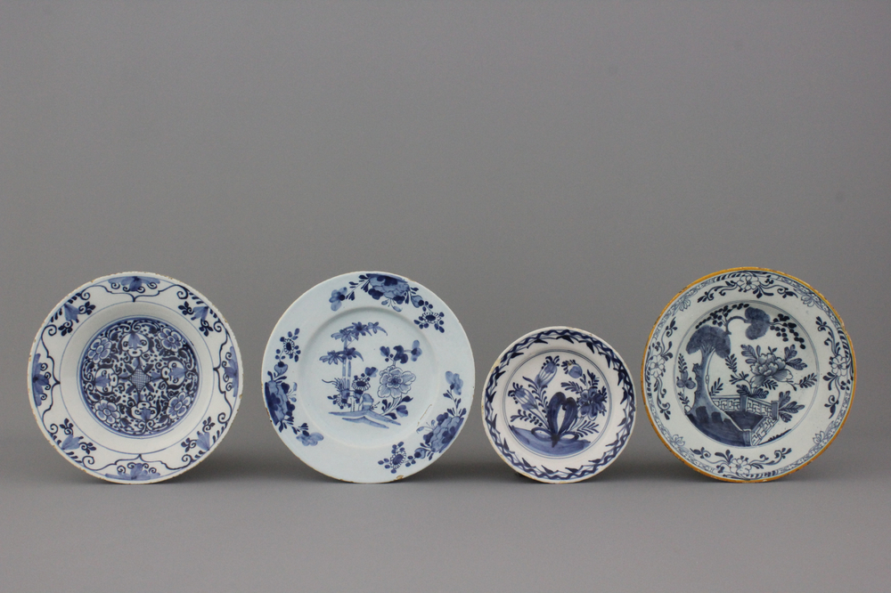Lot van 4 verschillende blauw en witte Delftse borden, 18e eeuw