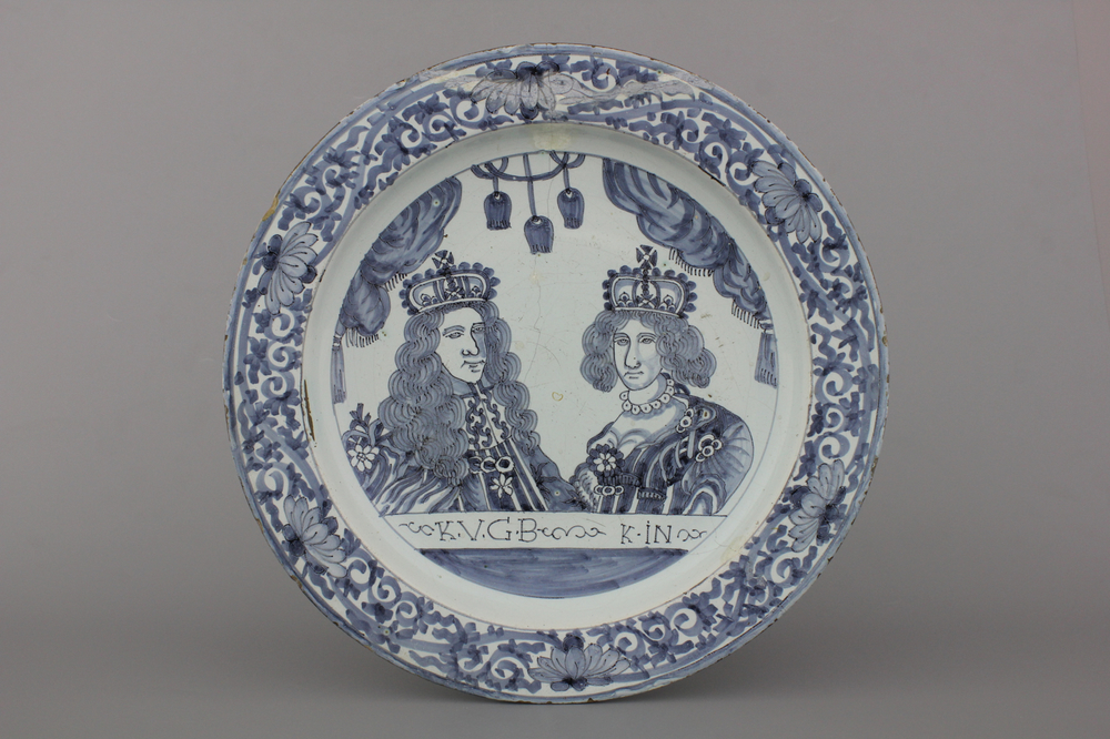 Plat en fa&iuml;ence de Delft, bleu et blanc, d&eacute;cor double portrait royal, fin 17e