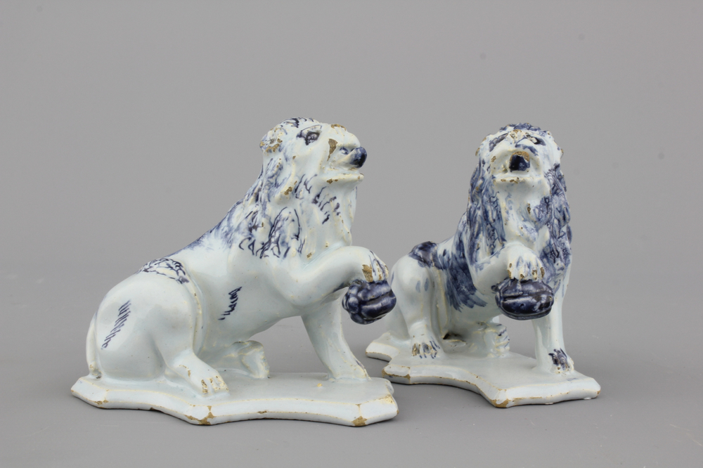 Paire de lions orangistes en fa&iuml;ence de Delft, bleu et blanc, 18e