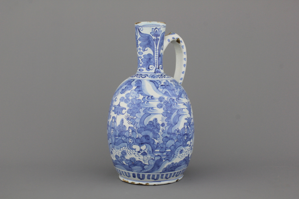 Pichet grand en fa&iuml;ence de Delft, bleu et blanc avec chinoiserie, 17e