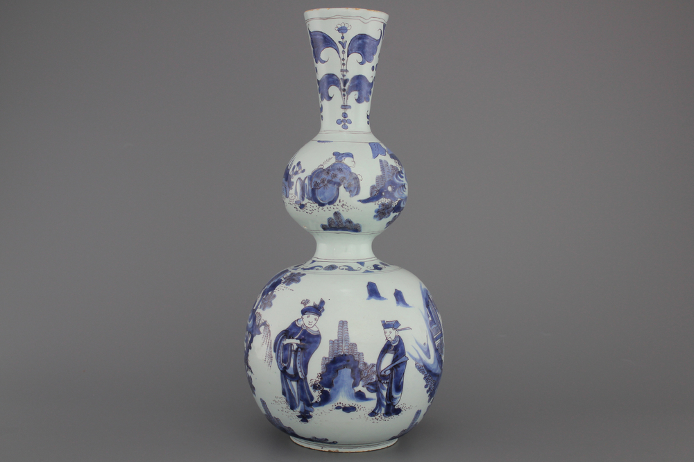 A large Dutch Delft double gourd chinoiserie vase, late 17th C.
