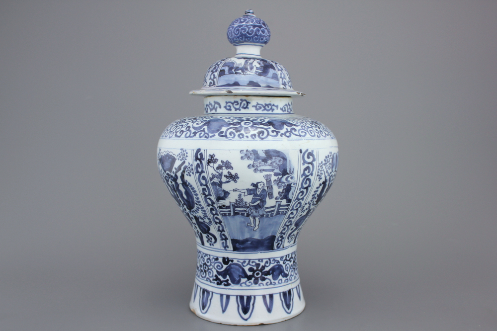 Pot balustre couvert en fa&iuml;ence de Delft, chinoiserie, style Ming, 17e